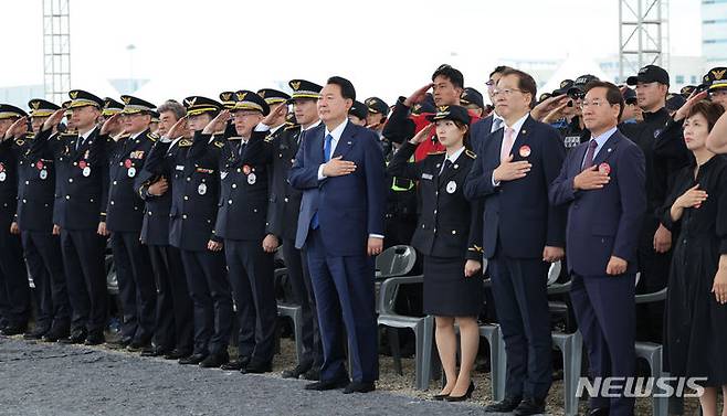 [서울=뉴시스] 전신 기자 = 윤석열 대통령이 28일 인천 서구 아라서해갑문에서 열린 제70주년 해양경찰의 날 기념식에서 국기에 대한 경례를 하고 있다. (대통령실통신사진기자단) 2023.08.28. photo1006@newsis.com