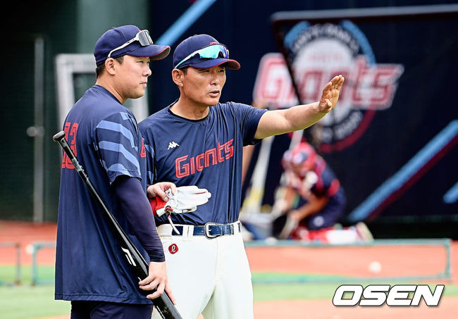 [OSEN=부산, 이석우 기자] 롯데 이종운 감독대행(오른쪽)과 안치홍. 2023.06.27 / foto0307@osen.co.kr