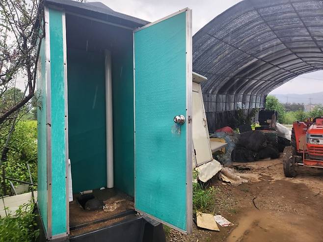 지난 22일 찾은 경기 포천시 한 비닐하우소 숙소 인근 간이 화장실은 문이 잠기지 않았다.