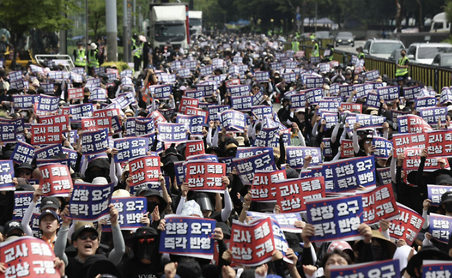 전국에서 모인 교사들이 지난 26일 서울 영등포구 국회 앞에서 서이초 교사 사망 사건 진상규명 및 아동학대 관련법 즉각 개정 촉구 6차 집회를 하고 있다. 뉴시스