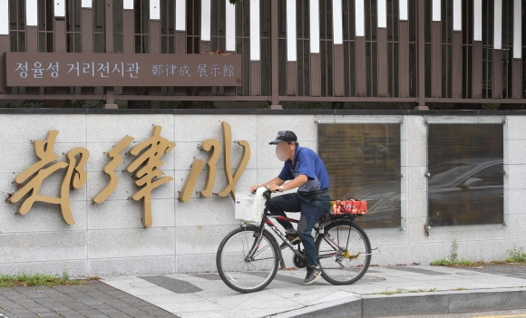 23일 오전 광주 남구 정율성 거리 전시관 앞을 한 시민이 지나고 있다. 정율성 선생은 항일단체 조선의열단 출신 중국 3대 음악가로 꼽히나 최근 생가터 역사공원 조성 사업을 놓고 이념 논쟁에 휘말렸다. 2023.08.23. 뉴시스