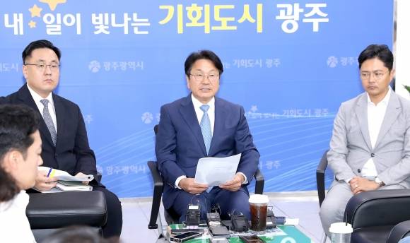 강기정 광주광역시장이 28일 시청에서 기자간담회를 열고 “정율성 기념사업을 책임지고 잘 진행하겠다”는 입장을 밝히고 있다. 광주광역시 제공