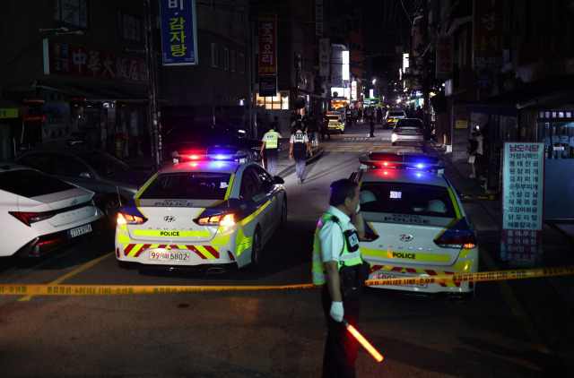 양손에 흉기를 든 남성이 경찰과 대치 끝에 제압당한 26일 저녁 사건 현장인 서울 은평구 갈현동의 한 주택. 연합뉴스