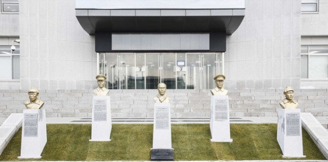 육군사관학교 종합교육관인 충무관 앞에 독립운동가 홍범도(왼쪽부터), 지청천, 이회영, 이범석, 김좌진 등 5인의 흉상이 세워져 있다. 사진 제공=육군사관학교