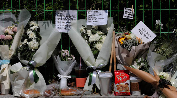 8월 3일 경기도 성남시 서현역 인근에 차량 돌진 사고로 사망한 피해자를 추모하는 공간이 마련됐다. / 김창길기자