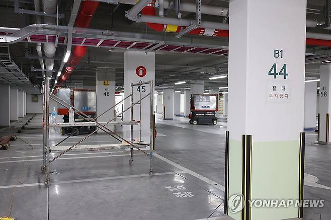 보강공사 진행 중인 철근누락 아파트 (공주=연합뉴스) 강수환 기자 = 28일 오후 충남 공주시 한국토지주택공사(LH) 공주월송 A4 아파트 지하주차장에서 보강 공사가 진행되고 있다. LH는 전날 이 아파트 지하주차장 기둥 345개 중 154개(45％)에서 전단 보강 철근이 누락된 것을 확인했다고 발표했다. 2023.8.28 swan@yna.co.kr