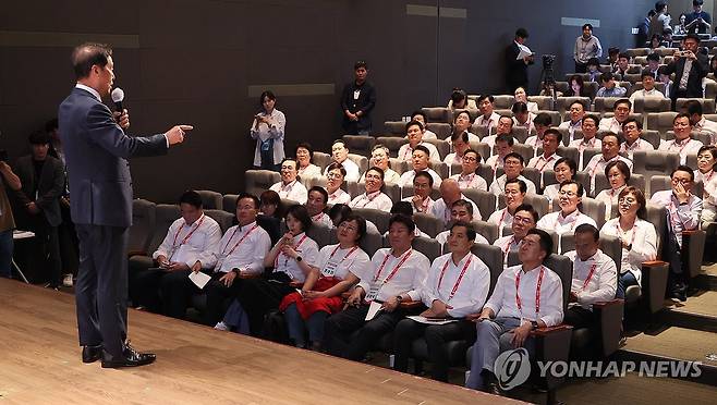 국민의힘 연찬회에서 특강하는 김병준 (인천=연합뉴스) 이정훈 기자 = 김병준 전 자유한국당 비상대책위원장이 28일 인천 중구 인천국제공항공사 인재개발원에서 열린 2023 국민의힘 국회의원 연찬회에서 특강을 하고 있다. 2023.8.28 uwg806@yna.co.kr