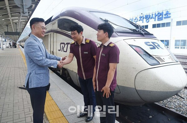 전라선 SRT 점검열차에 나선 이종국 에스알 대표이사(맨 왼쪽). (사진=에스알)