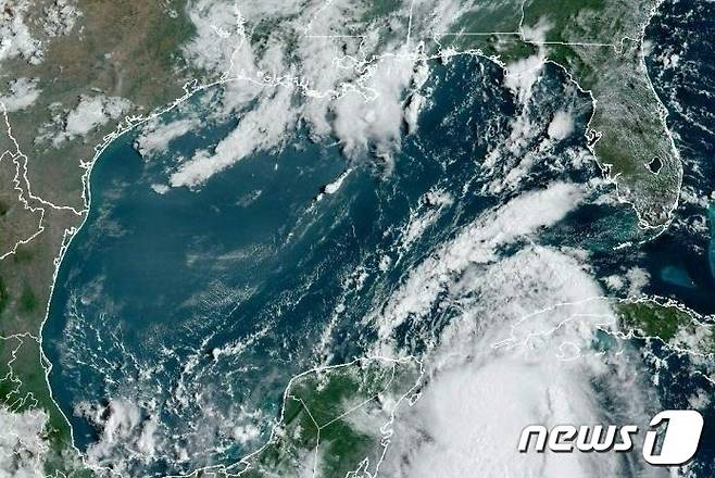 미국 국립해양대기청(NOAA)이 찍은 열대성 폭풍 이달리아(오른쪽 아래)모습. 2023년 8월 28일 쿠바에 접근하고 있다. 열대성 폭풍 이달리아는 28일 쿠바와 멕시코만의 비정상적으로 뜨거운 바다에 접근하면서 강화되어, 기상학자들은 오는 30일 플로리다에 상륙하기 전에 주요 허리케인이 될 수 있다고 예측하고 있다. ⓒ AFP=뉴스1