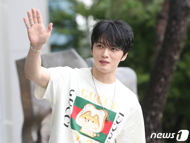 가수 김재중이 MBC FM4U ‘4시엔 윤도현입니다’ 출연을 위해 29일 오후 서울 마포구 상암동 MBC에 도착해 인사를 하고 있다. ⓒ News1 권현진 기자