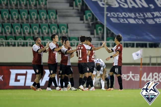 성호영의 득점 후 기뻐하는 부산 선수들.(한국프로축구연맹 제공)