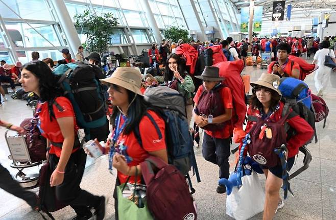 세계스카우트 잼버리 대원들이 12일 인천국제공항에서 출국 준비를 하고 있다. [사진출처=연합뉴스]