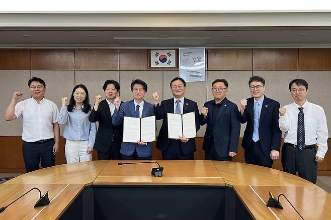 코오롱글로벌-한국산업기술시험원 업무협약식 단체사진. /코오롱글로벌 제공