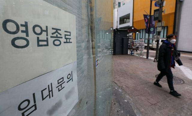지난해 12월 서울 중구 명동 거리의 모습. '영업종료'와 '임대문의'를 써붙인 가게들이 보인다. 뉴스1