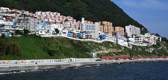 26일 부산 영도구 흰여울문화마을 전경. 부산=왕태석 선임기자