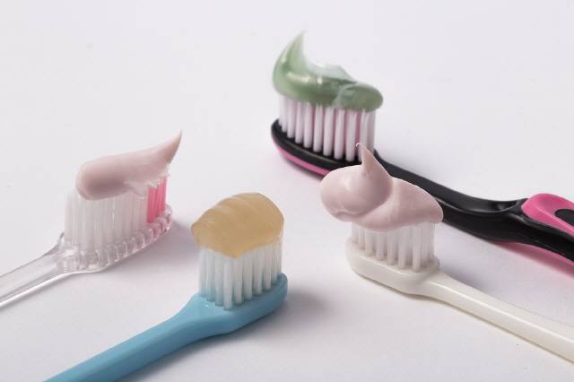 치약을 지나치게 많이 사용할 경우 오히려 치아 표면이 마모될 위험이 있다. /사진= 클립아트코리아