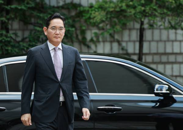 <yonhap photo-2407=""> 법정 향하는 이재용 삼성전자 회장. 연합뉴스</yonhap>