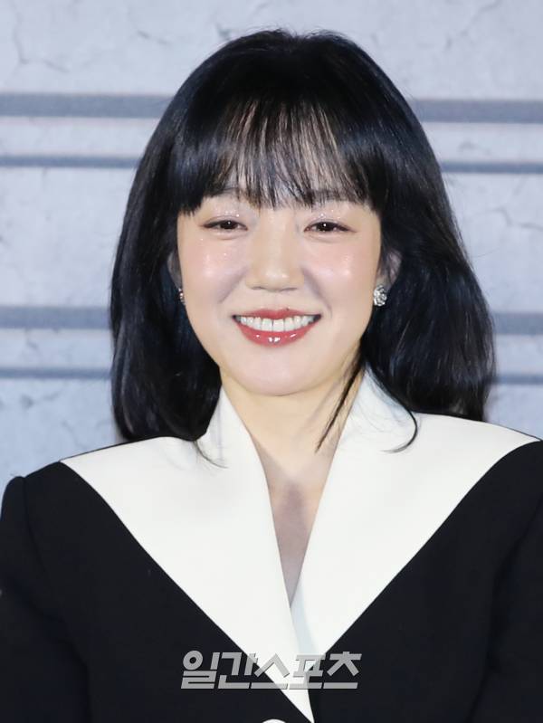 배우 임수정이 29일 오전 서울 용산구 CGV용산아이파크몰에서 열린 영화 '거미집' 제작보고회에 참석해 MC와 토크를 하고 있다. '거미집'은 검열이 일상이던 1970년대, 결말만 다시 찍으면 영화가 한층 완벽해질 수 있다는 생각에 사로잡힌 김감독(송강호)을 주인공으로 전개되는 이야기로 9월 개봉 예정. 서병수 기자 qudtn@edaily.co.kr /2023.08.29/