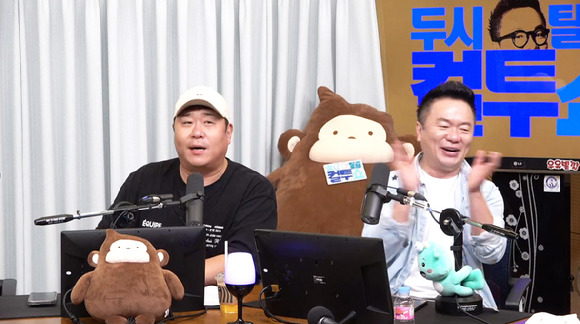 SBS 파워FM '두시탈출 컬투쇼'에 출연한 문세윤(왼쪽)이 이사를 한 근황을 밝혔다.  [사진=SBS 파워FM]