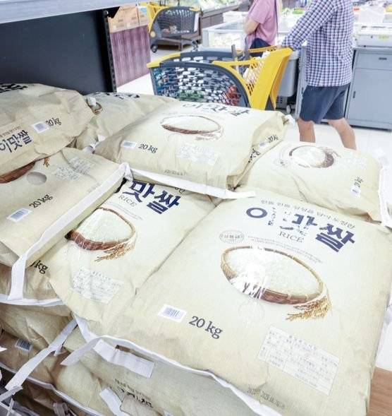 기후변화에 따른 국제 식량 가격 상승은 국내 물가에 큰 영향을 미친다. 28일 서울 시내 한 대형마트에서 시민들이 장을 보고 있다. [뉴스1]