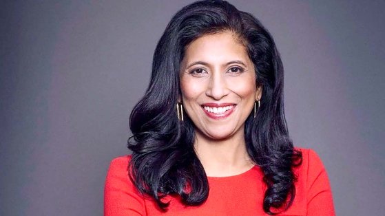 명품 브랜드 샤넬의 첫 여성 인도계 최고경영자(CEO) 리나 나이르(54). 사진 나이르 SNS 캡처