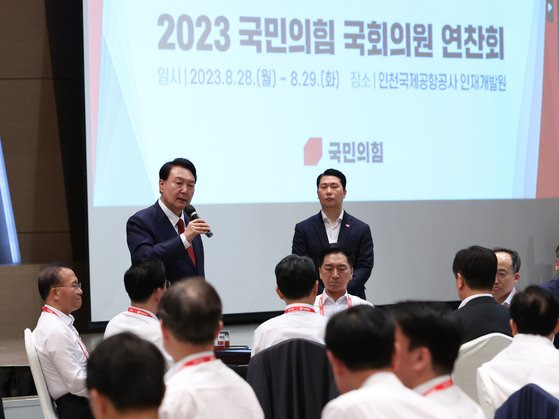 윤석열 대통령이 28일 인천에서 열린 2023 국민의힘 국회의원 연찬회 만찬에서 발언하고 있다. 연합뉴스