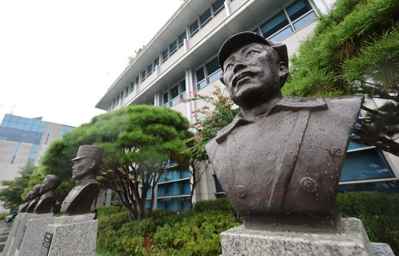 국방부가 육군사관학교 교내뿐 아니라 국방부 청사 앞에 설치된 고(故) 홍범도 장군 흉상에 대해서도 필요시 이전을 검토하고 있다고 밝힌 28일 서울 용산구 국방부 청사 앞에 설치된 고 홍범도 장군 흉상 모습. 연합뉴스