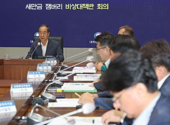 한덕수 국무총리가 지난 12일 정부서울청사에서 열린 새만금 잼버리 비상대책반 회의에 참석해 인사말을 하고 있다. [연합뉴스]