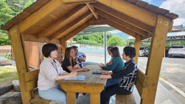 ▲ 20년간 한국생활을 하고 있는 필리핀인이 소통을 도우며 농가 생활 적응에 도움을 주고 있다. 언어소통도우미가 계절근로자, 농가주와 소통을 돕고 있는 모습.