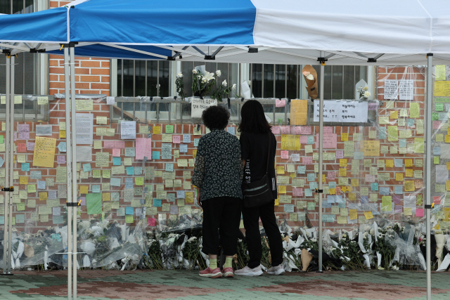 ▲ 지난 7월 25일 서울 서초구 서이초등학교를 찾은 시민들이 담임교사 A씨를 추모하고 있다. [연합뉴스]