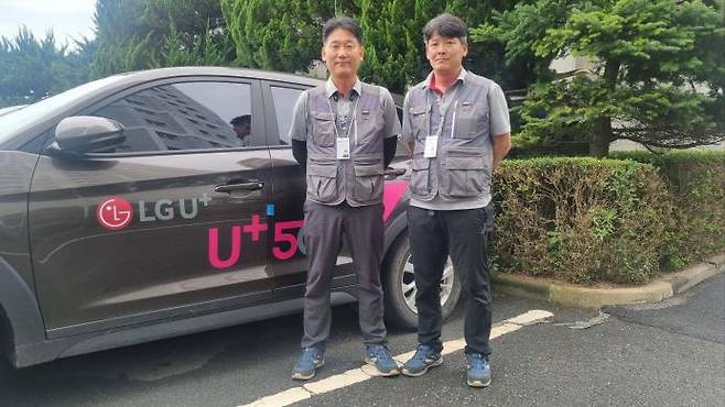 Kang Chung-seok (left) and Kim Jin-hong, LG Uplus employees who contained a fire and saved an elderly couple in a house in Soyang-myeon, Wanju-gun in Jeollabuk-do on August 23. Courtesy of LG Uplus