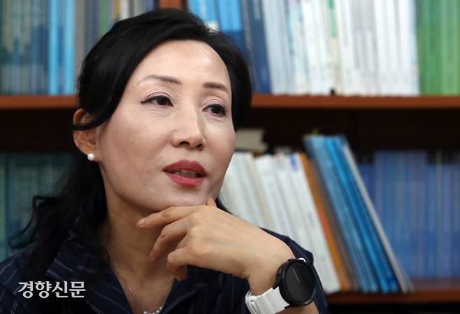 김지선 한국형사·법무정책연구원 선임연구위원이 지난 23일 서울 서초구 연구실에서 경향신문과 인터뷰하고 있다. 김 선임연구위원은 “한국은 새로운 제도를 도입하고도 관련 예산과 인력을 충분히 배정하지 않아 실패하고, 또다시 새로운 해법으로 문제 해결을 시도하는 악순환을 반복한다”고 말했다. 서성일 선임기자 centing@kyunghyang.com