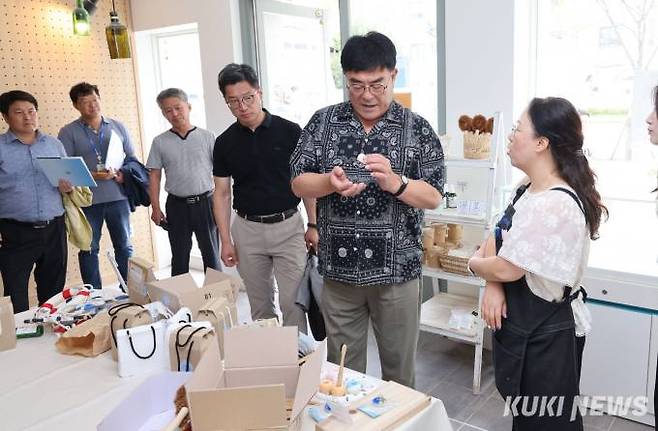 29일 박상수 삼척시장이 삼척창업센터를 방문하고 있다.(사진=삼척시)