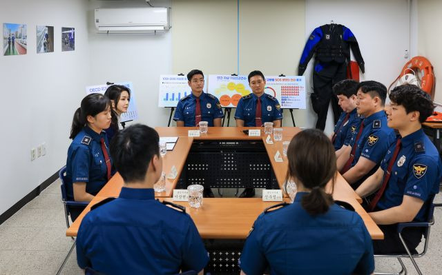 윤석열 대통령 부인 김건희 여사가 28일 서울 마포경찰서 용강지구대에서 열린 자살시도자 구조 현장경찰관 간담회에 참석하고 있다. 대통령실 제공