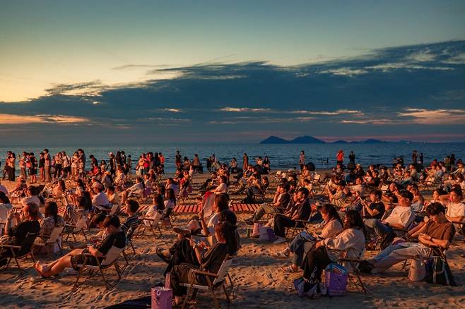 변산 해수욕장에 마련된 야외 상영관에서 '태양은 없다'를 관람하는 관객들. 사진=김대일 작가.