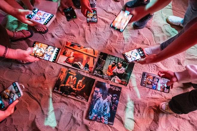 일부 팬은 행사가 끝난 뒤에도 남아 감독과 담소를 나누고 사진도 찍으며 특별한 시간을 가졌다. '태양은 없다' 개봉 당시에 홍보용으로 제작된 스틸 사진을 배경으로 찍은 '슈퍼스타 샷'. 사진=김대일 작가.