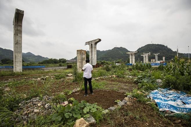 중국 구이저우성의 중단된 고속도로 건설 현장/사진=블룸버그