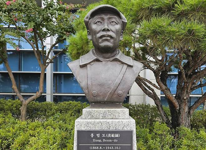 [서울=뉴시스] 옥승욱 기자 = 국방부가 육군사관학교 내에 설치된 고(故) 홍범도 장군 흉상을 포함한 국방부 청사 앞에 설치된 흉상도 필요시 이전을 검토하고 있다고 밝혔다. 사진은 28일 서울 용산구 국방부 청사 앞에 설치된 고(故) 홍범도 장군 흉상 모습. 2023.08.28.