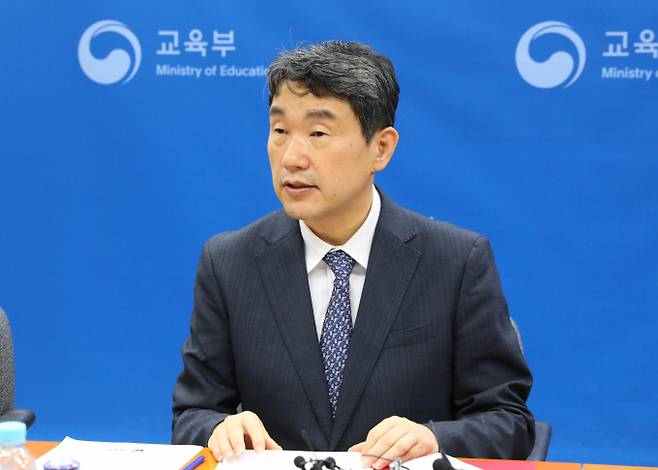 이주호 부총리겸 교육부 장관이 최근 논란이 된 '학교 현장체험학습 차량 어린이통학버스 신고 의무'에 대해서 해결 방안을 논의했다. 사진은 29일 오후 서울 종로구 정부서울청사에서 열린 부총리-시도교육감 간담회에 참석해 발언하는 이 장관. /사진=뉴시스