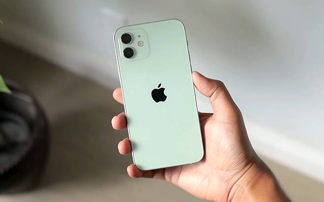 애플이 지난 2020년 출시한 ‘아이폰12’. [유튜브 ‘Spixel’]