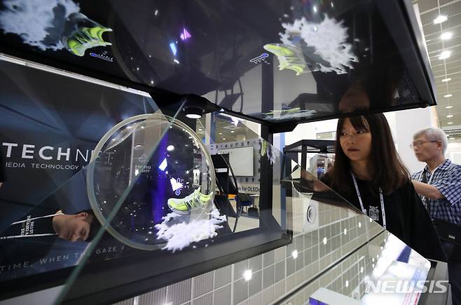 [서울=뉴시스] 김진아 기자 = 16일 서울 강남구 코엑스에서 열린 K-Display 2023 한국디스플레이산업전시회에서 관람객들이 부스를 둘러보고 있다. 이번 전시회는 역대 최대인 172개사가 참여해 582부스 규모로 진행되며, 국내 양대 패널기업과 국내외 소부장 기업들이 OLED(유기발광다이오드) 관련 다양한 신기술·신제품을 다수 선보일 계획이다. 2023.08.16. bluesoda@newsis.com