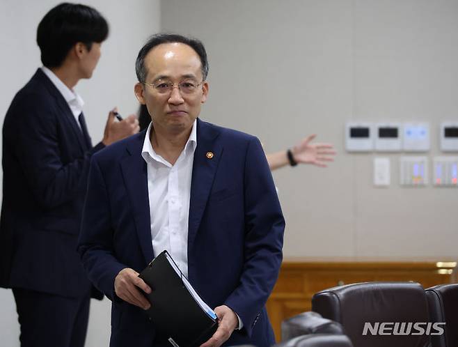 [서울=뉴시스] 전신 기자 = 추경호 경제부총리가 29일 서울 용산 대통령실 청사에서 열린 국무회의에 참석하고 있다. (대통령실통신사진기자단) 2023.08.29. photo1006@newsis.com