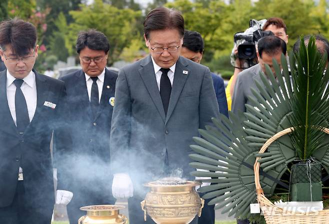 [대전=뉴시스] 강종민 기자 = 이재명 더불어민주당 대표가 29일 대전시 유성구 국립대전현충원을 찾아 홍범도 장군 묘역을 참배하고 있다. (공동취재사진) 2023.08.29. photo@newsis.com