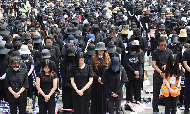 지난 26일 서울 영등포구 국회 앞에서 전국교사일동이 연 '국회 입법 촉구 추모집회'에서 참가자들이 묵념하고 있다. 연합뉴스