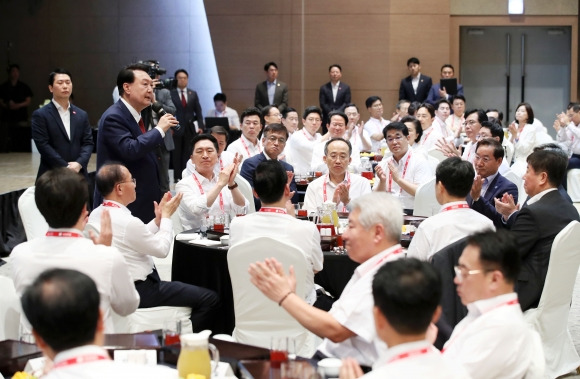 윤석열 대통령이 28일 인천 중구 인천국제공항공사 인재개발원에서 열린 국민의힘 연찬회에서 발언하고 있다.  대통령실 제공