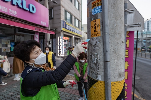 서울 광진구청 관계자가 불법 광고물을 제거하고 있는 모습. 광진구 제공