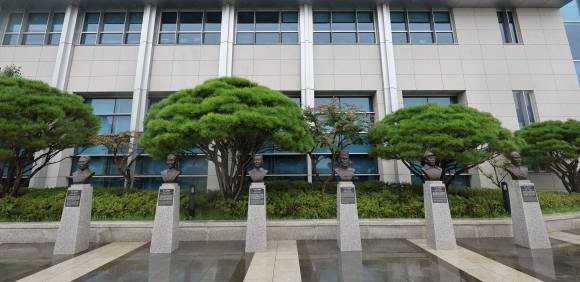 이전 검토 중인 국방부 앞 홍범도 흉상 - 국방부가 육군사관학교 교내뿐 아니라 국방부 청사 앞에 설치된 고(故) 홍범도 장군 흉상에 대해서도 필요시 이전을 검토하고 있다고 밝힌 28일 서울 용산구 국방부 청사 앞에 설치된 고 홍범도 장군 흉상 모습. 2023.8.28 연합뉴스