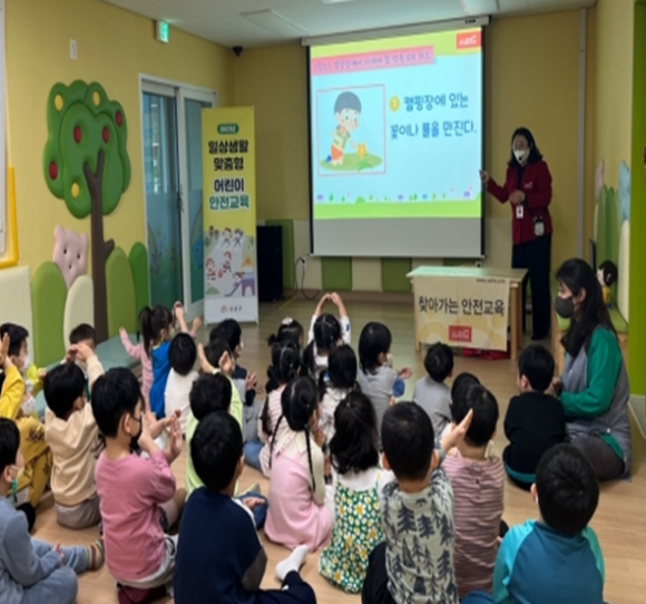 서울 구로구 어린이들이 전문 강사로부터 안전 강의를 듣고 있다. 구로구 제공
