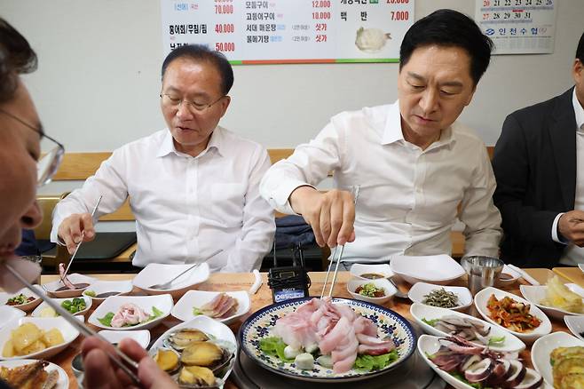 국민의힘 김기현 대표, 윤재옥 원내대표 등 지도부가 29일 인천 중구의 한 횟집에서 오찬으로 민어회를 먹고 있다. ⓒ연합뉴스