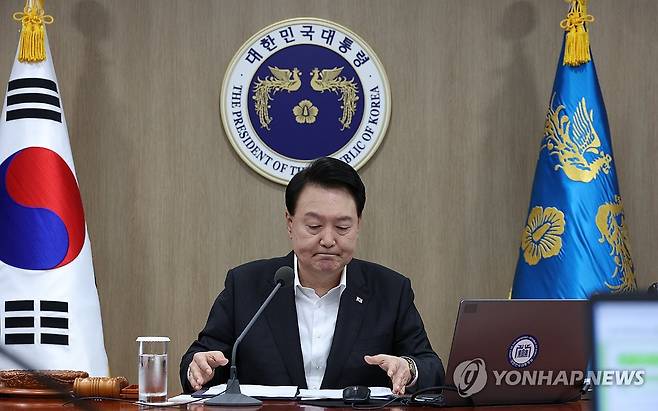 윤석열 대통령, 국무회의 주재 (서울=연합뉴스) 진성철 기자 = 윤석열 대통령이 29일 서울 용산 대통령실 청사에서 열린 국무회의에서 모두발언을 마친 뒤 자료를 정리하고 있다. 2023.8.29 zjin@yna.co.kr